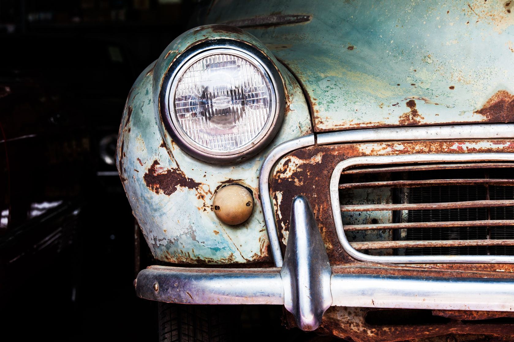 Phare d'une voiture ancienne à restaurer