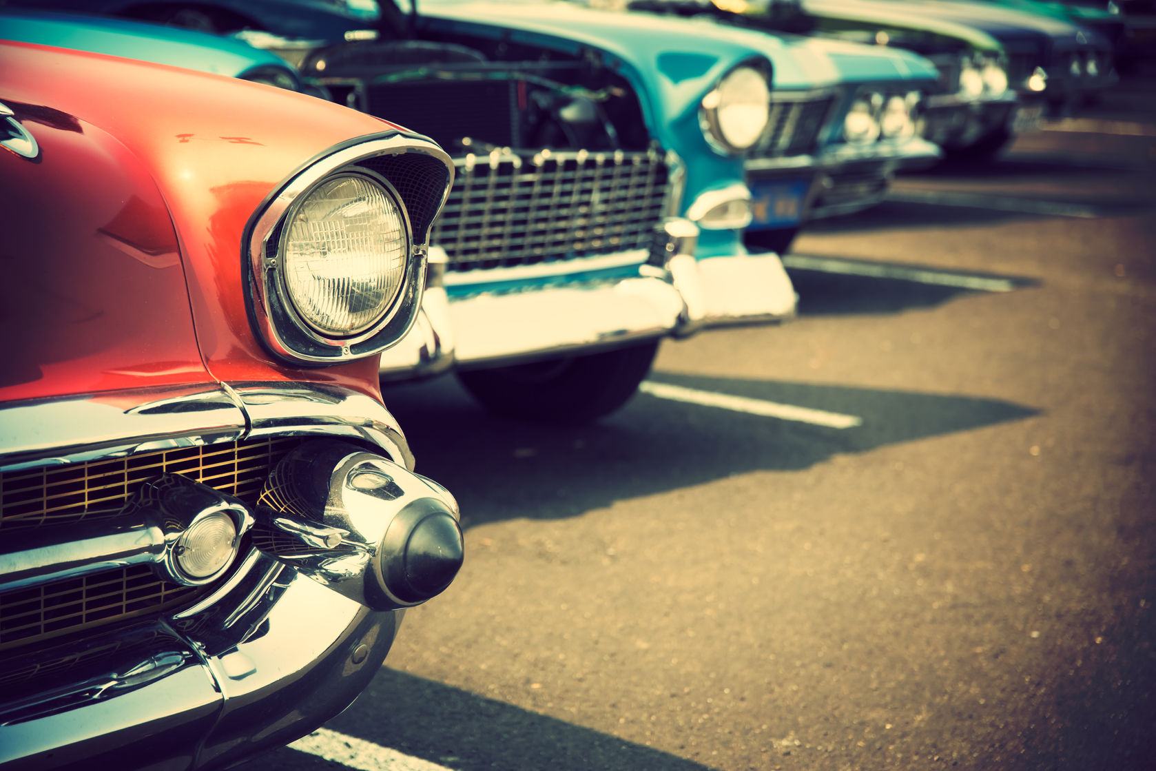 Voitures américaines classiques alignées