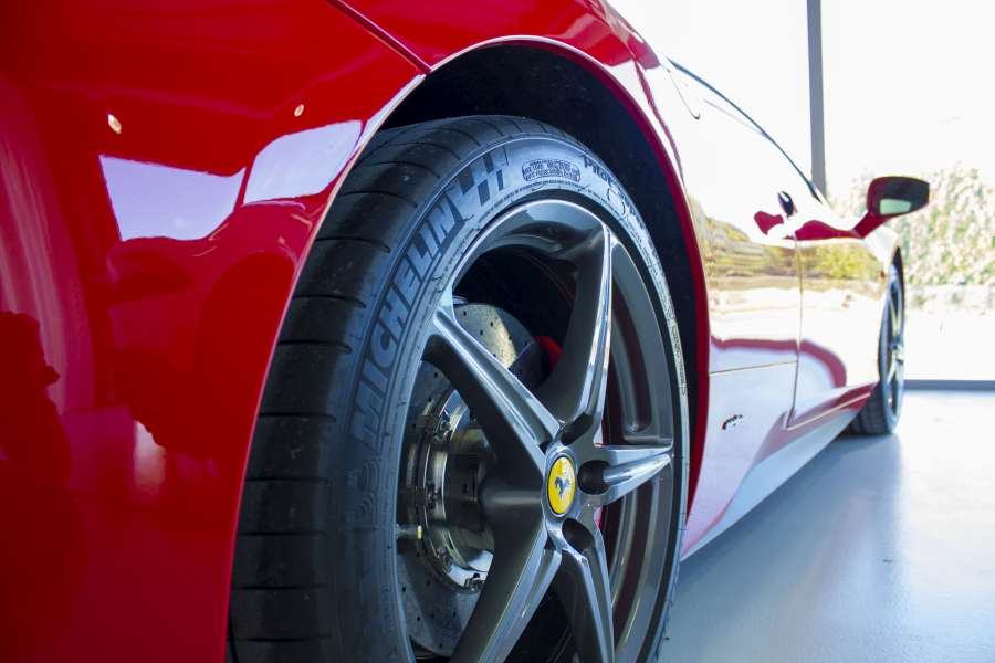 Roue d'une Ferrari rouge après intervention