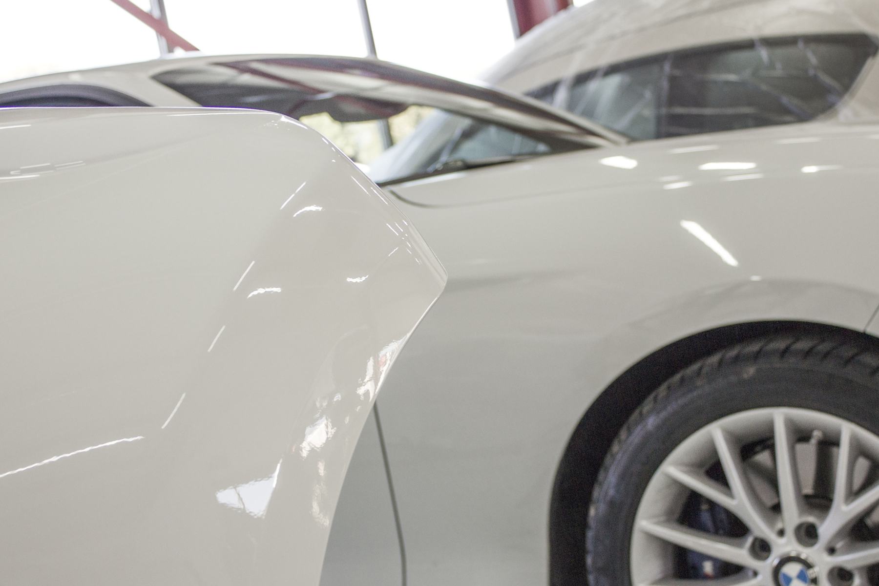 Gros plan sur une carrosserie fraîchement peinte