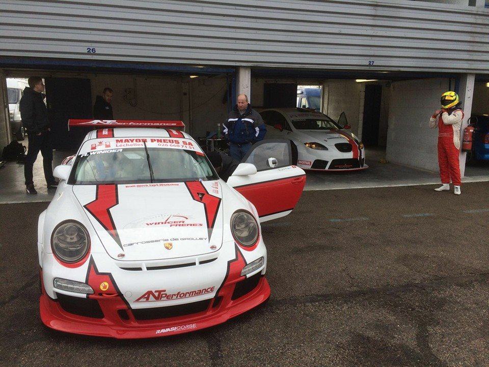 Porsche de course aux couleurs Winiger