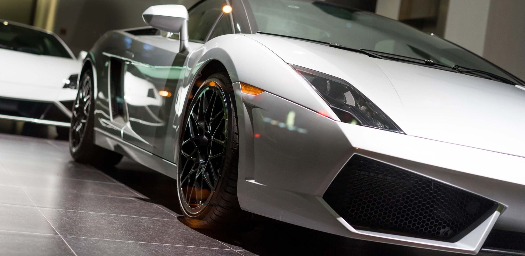 Lamborghini argentée dans le showroom