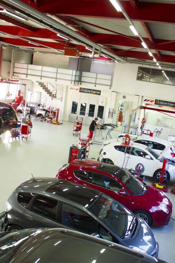 Showroom avec voitures rouges